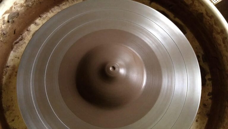 Sculpter la céramique: gestes, matières et feu maîtrisé